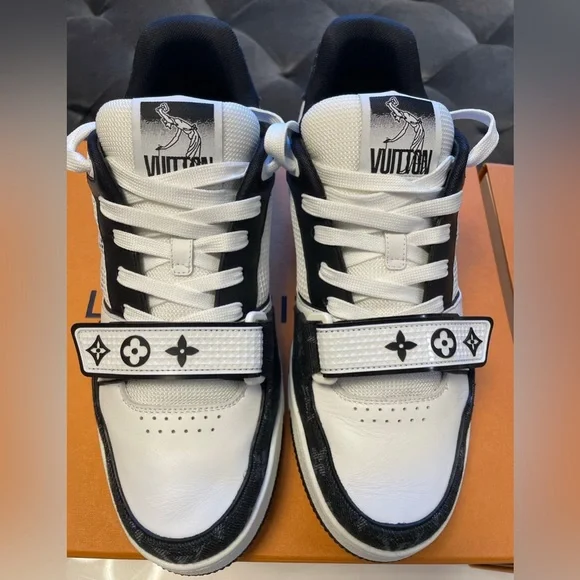 LOUIS VUITTON SNEAKERS - Picture 4 of 8